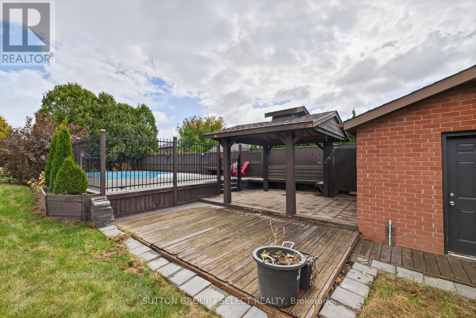 700 Franklinway Crescent, London North (North R), ON - Outdoor With Deck Patio Veranda
