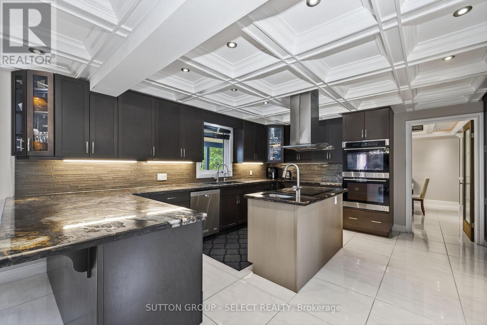 700 Franklinway Crescent, London North (North R), ON - Indoor Photo Showing Kitchen With Upgraded Kitchen