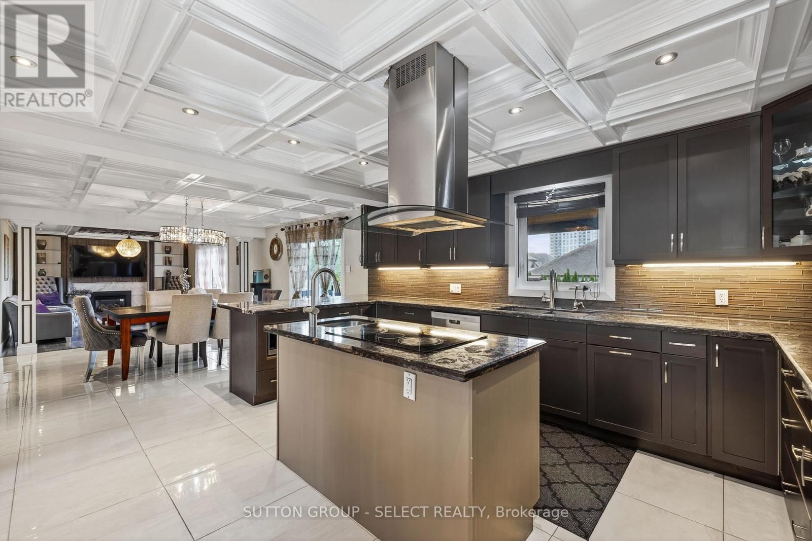 700 Franklinway Crescent, London North (North R), ON - Indoor Photo Showing Kitchen With Upgraded Kitchen