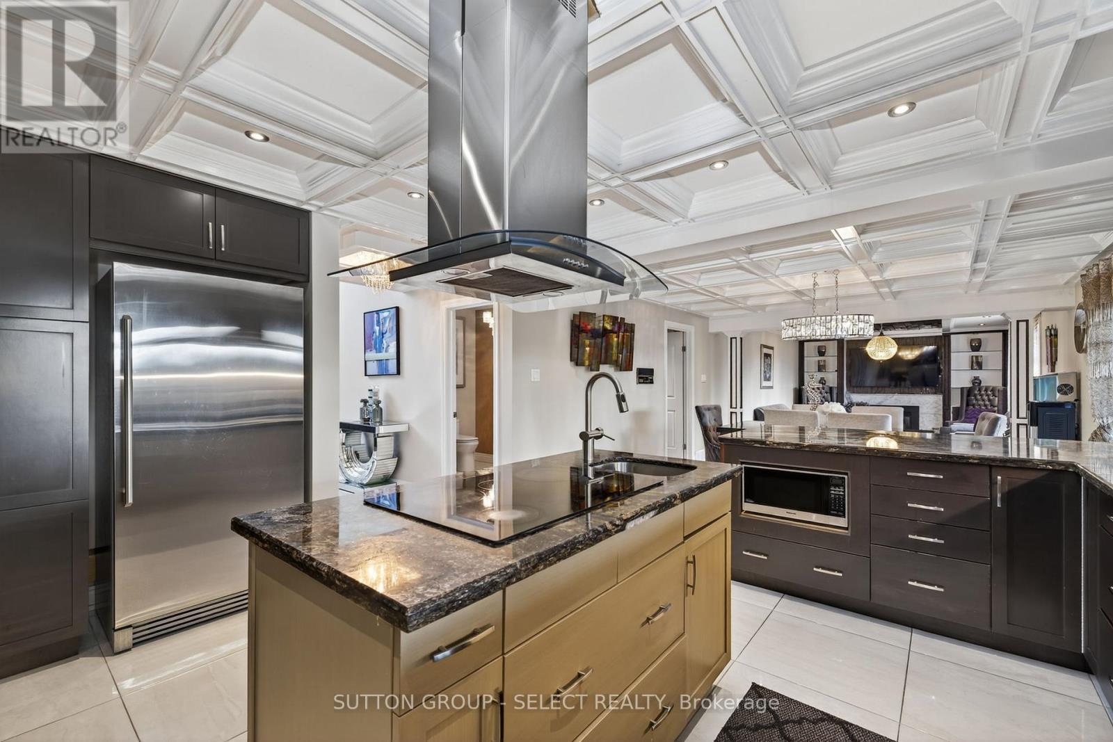 700 Franklinway Crescent, London North (North R), ON - Indoor Photo Showing Kitchen With Upgraded Kitchen