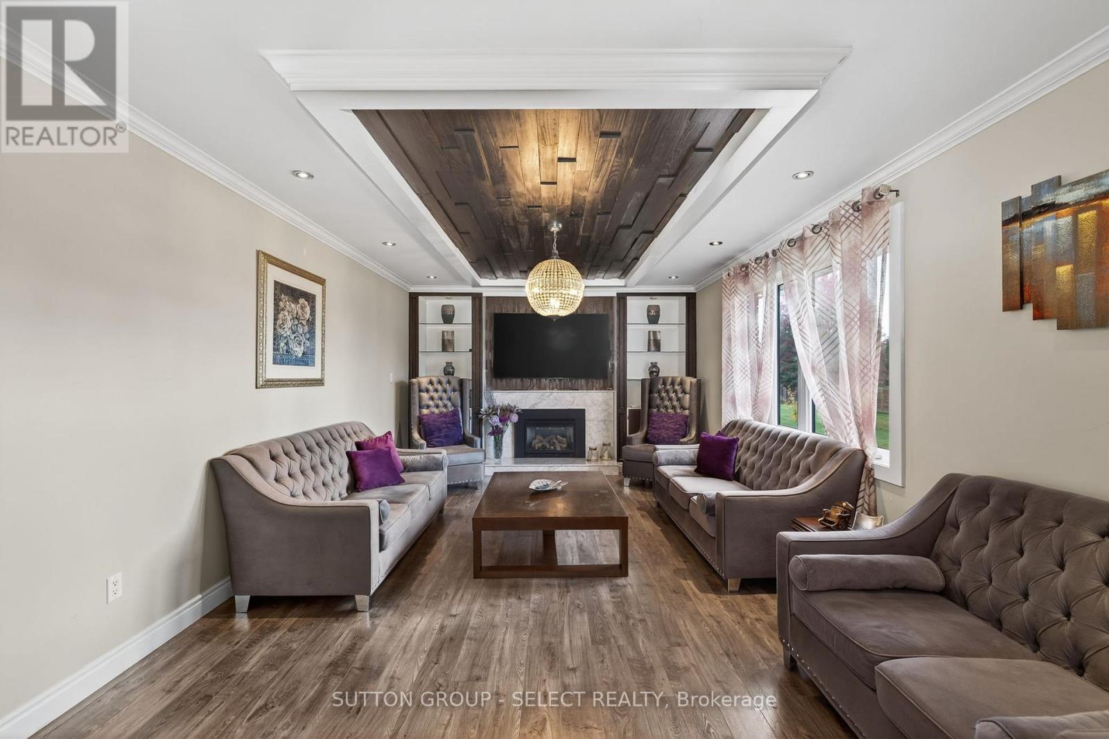 700 Franklinway Crescent, London North (North R), ON - Indoor Photo Showing Living Room With Fireplace