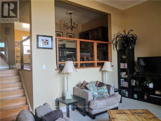6 Hepworth Way, Markham, ON - Indoor Photo Showing Living Room