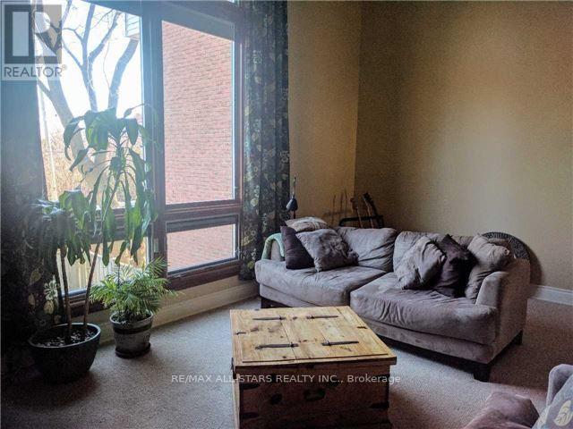 6 Hepworth Way, Markham, ON - Indoor Photo Showing Living Room