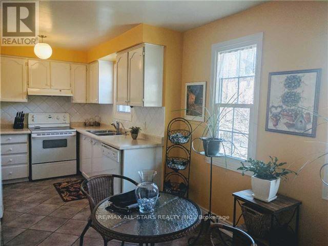 6 Hepworth Way, Markham, ON - Indoor Photo Showing Kitchen With Double Sink