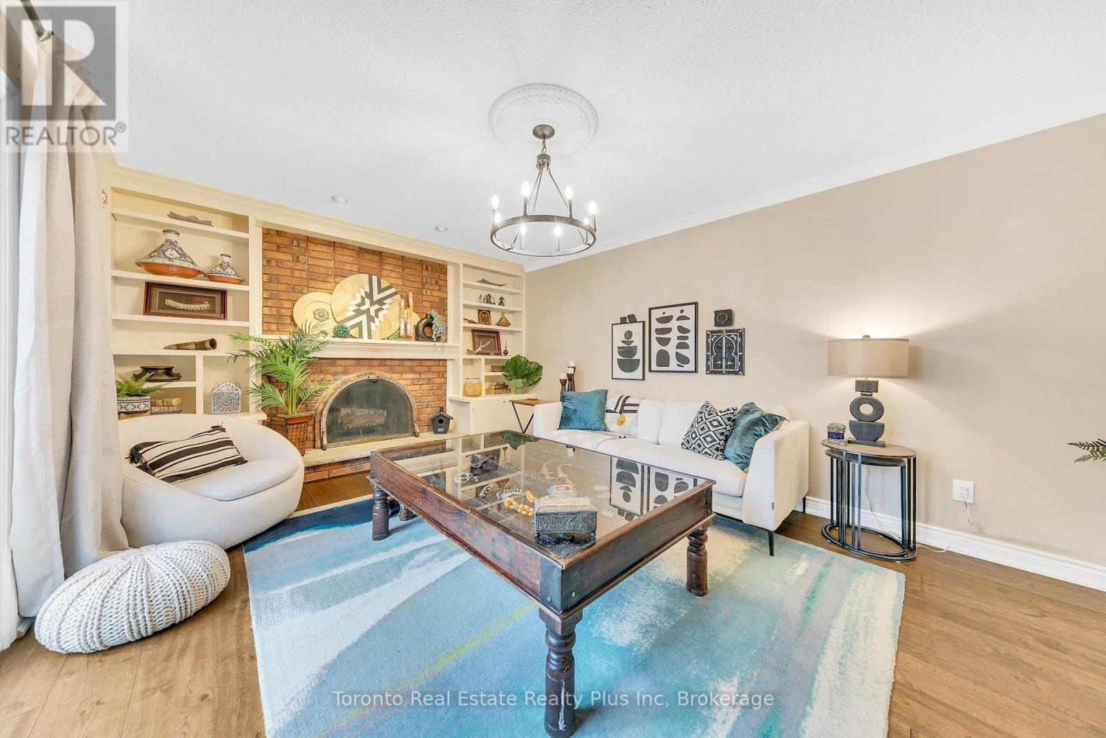 2797 Constable Road, Mississauga, ON - Indoor Photo Showing Living Room With Fireplace