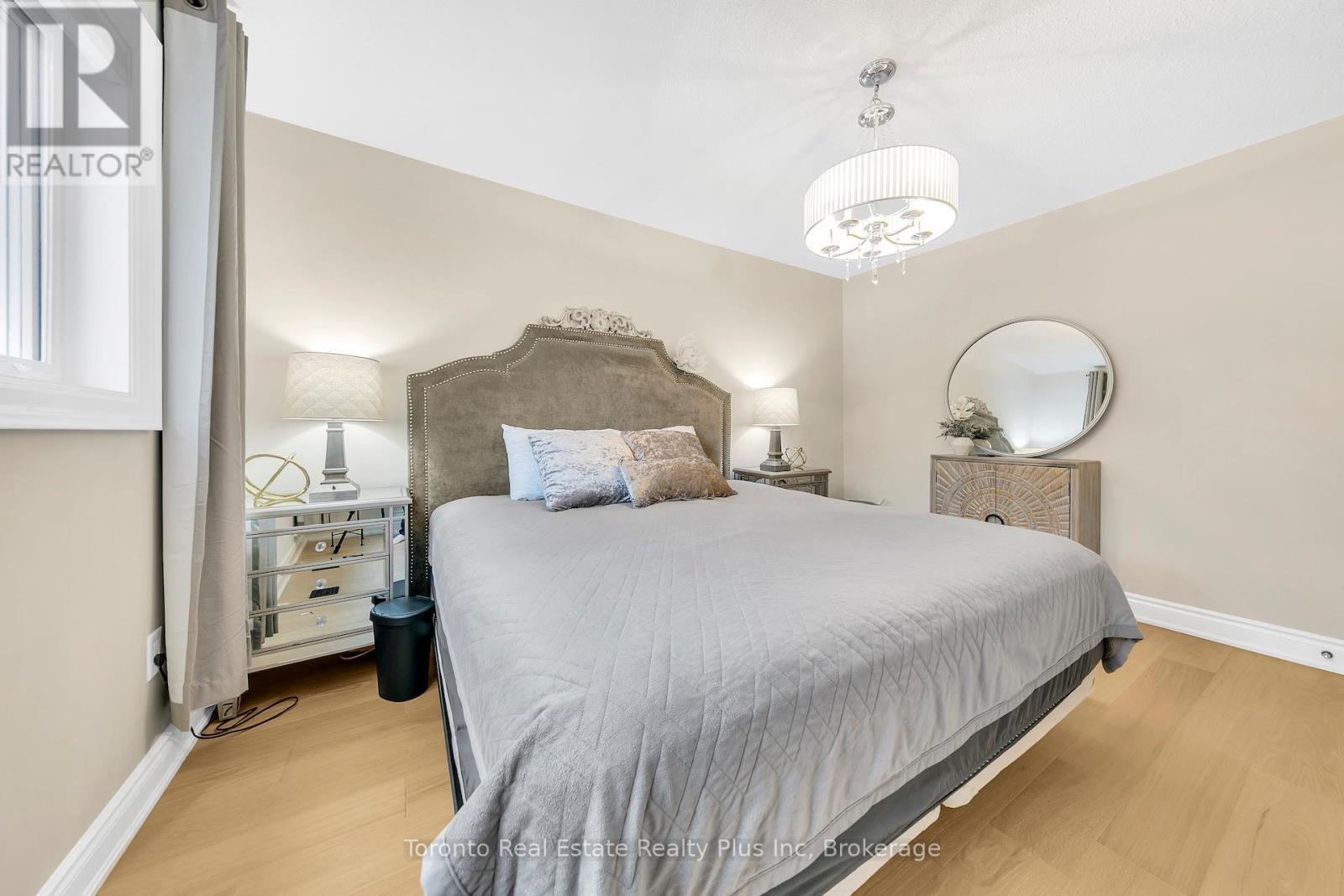 2797 Constable Road, Mississauga, ON - Indoor Photo Showing Bedroom