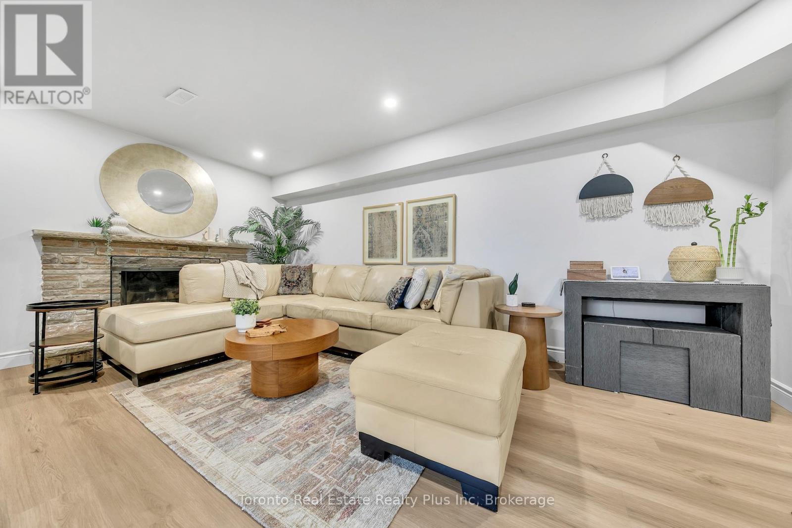 2797 Constable Road, Mississauga, ON - Indoor Photo Showing Living Room With Fireplace