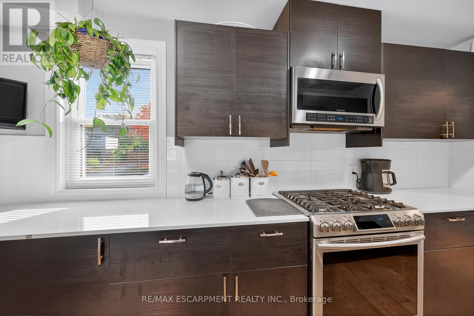 211 Birchcliffe Crescent, Hamilton, ON - Indoor Photo Showing Kitchen With Upgraded Kitchen