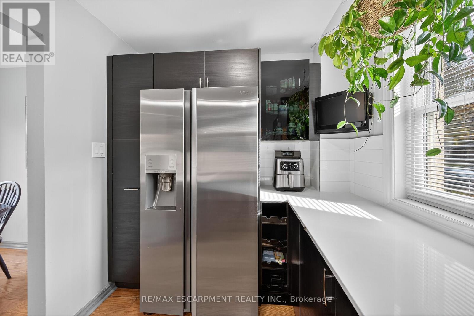 211 Birchcliffe Crescent, Hamilton, ON - Indoor Photo Showing Kitchen With Stainless Steel Kitchen
