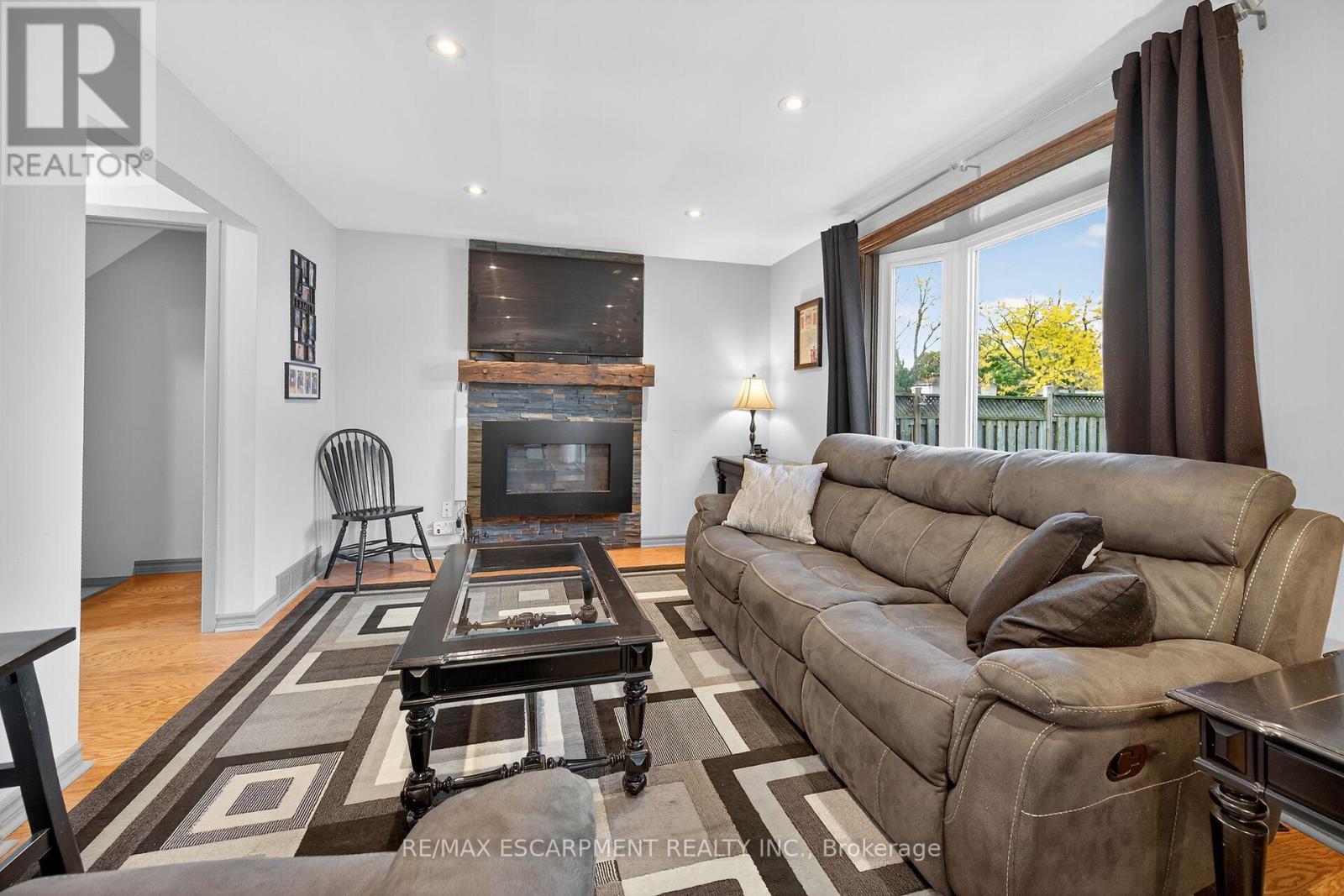 211 Birchcliffe Crescent, Hamilton, ON - Indoor Photo Showing Living Room With Fireplace