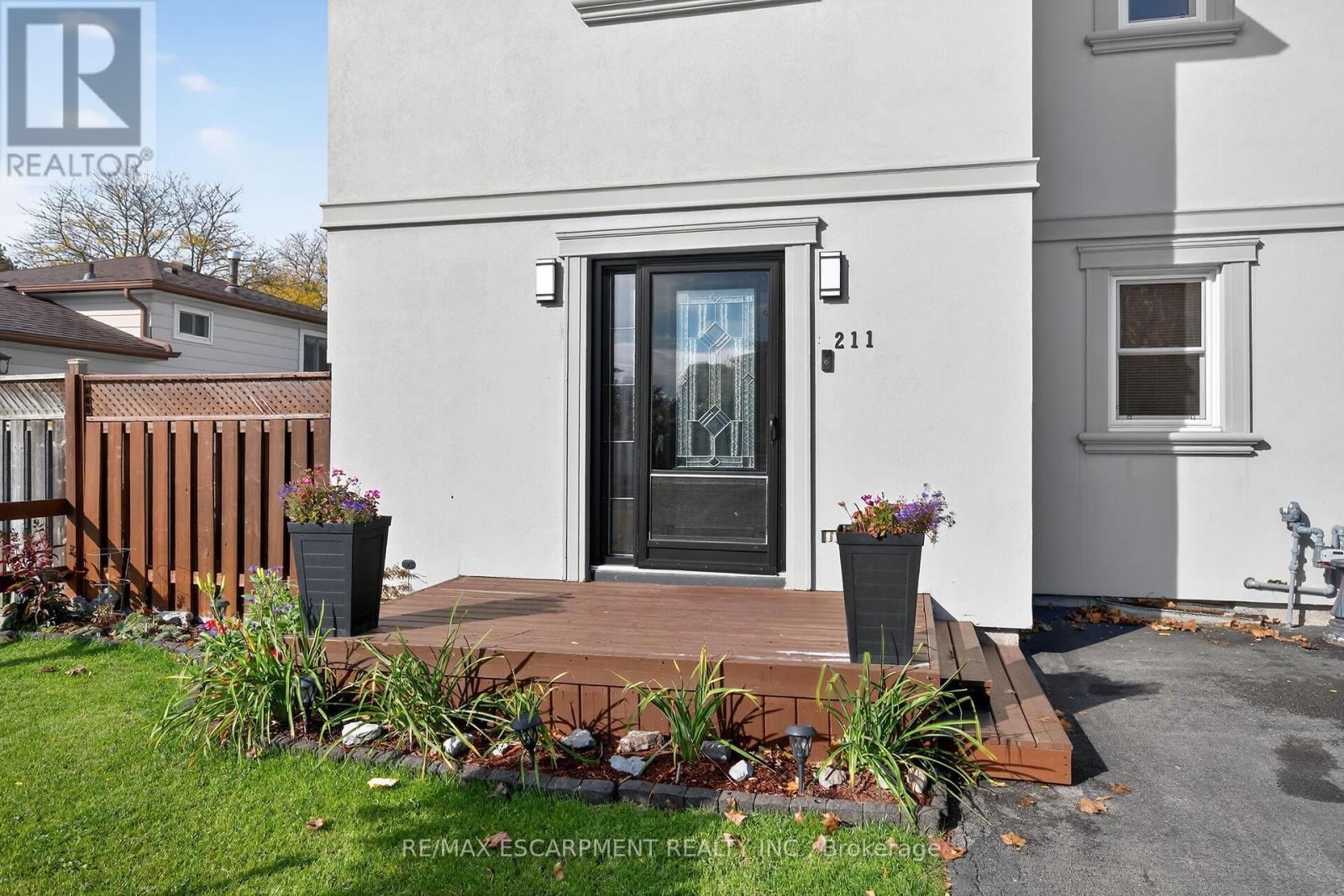 211 Birchcliffe Crescent, Hamilton, ON - Outdoor With Exterior