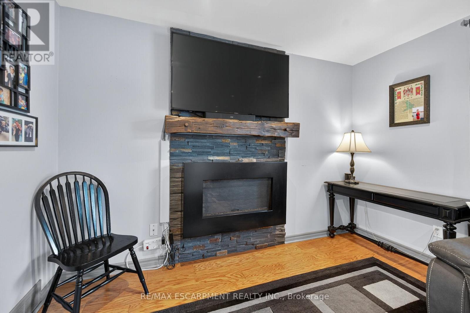 211 Birchcliffe Crescent, Hamilton, ON - Indoor Photo Showing Living Room With Fireplace