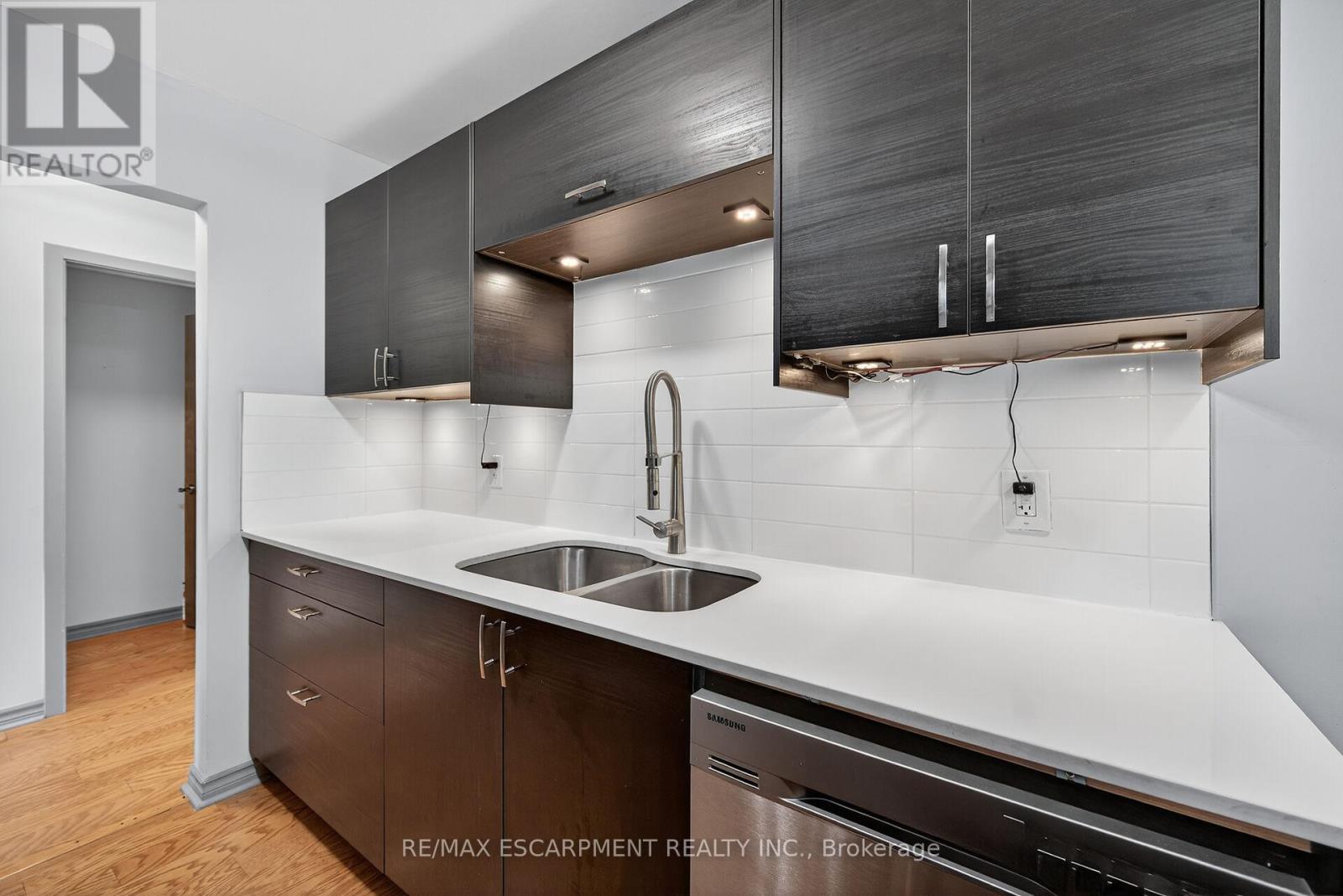 211 Birchcliffe Crescent, Hamilton, ON - Indoor Photo Showing Kitchen With Double Sink With Upgraded Kitchen