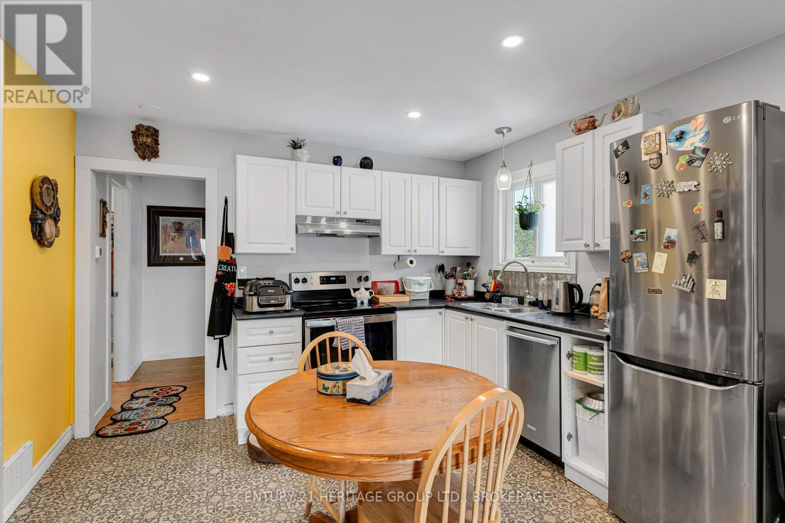 336 Elliott Avenue, Kingston (East Of Sir John A. Blvd), ON - Indoor Photo Showing Kitchen