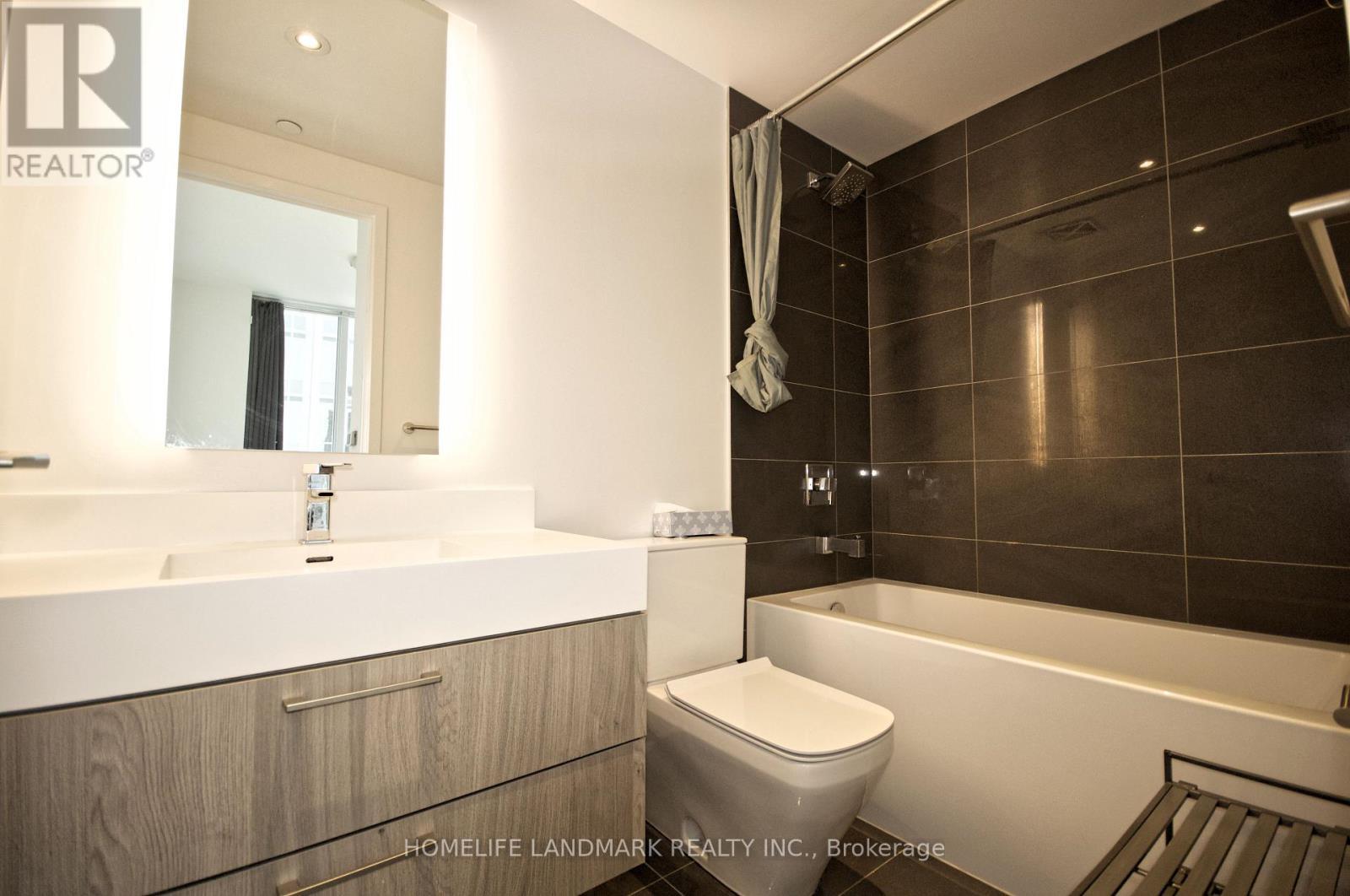 1902 - 1 Yorkville Avenue, Toronto, ON - Indoor Photo Showing Bathroom