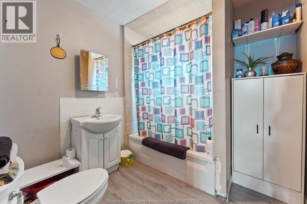 471 Tuscarora Street, Windsor, ON - Indoor Photo Showing Bathroom