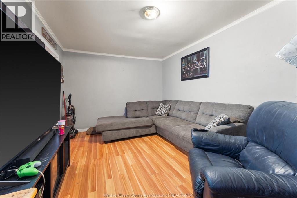 471 Tuscarora Street, Windsor, ON - Indoor Photo Showing Living Room