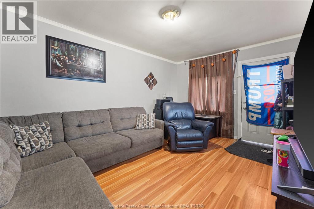 471 Tuscarora Street, Windsor, ON - Indoor Photo Showing Living Room