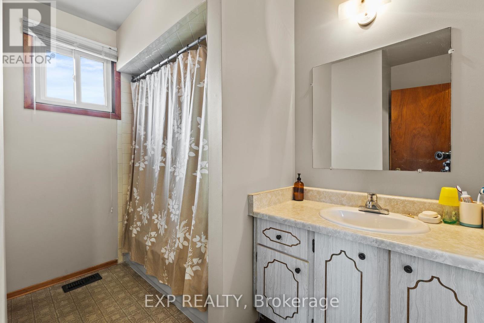 477 East 38Th Street, Hamilton, ON - Indoor Photo Showing Bathroom