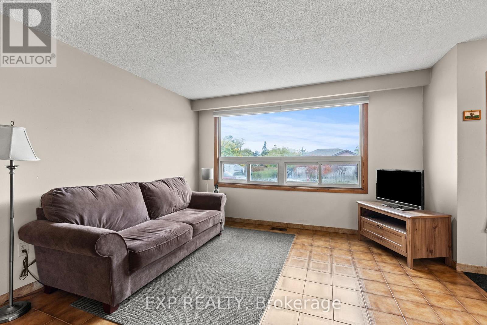 477 East 38Th Street, Hamilton, ON - Indoor Photo Showing Living Room