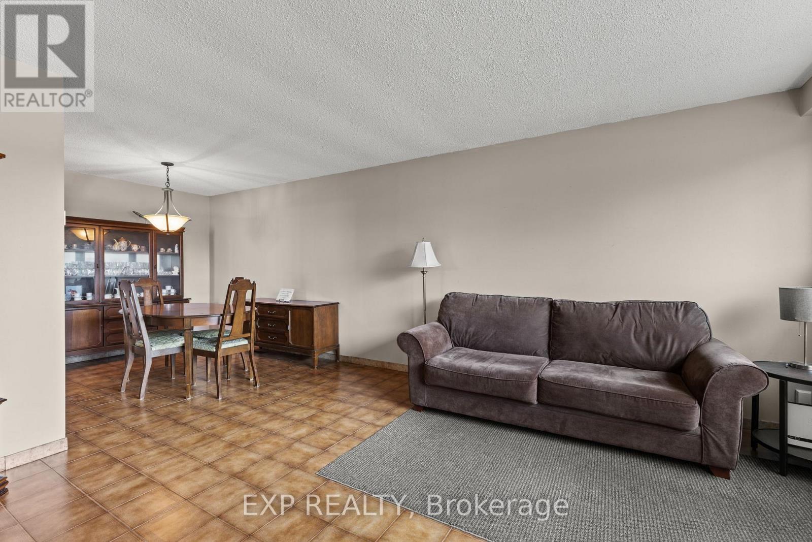 477 East 38Th Street, Hamilton, ON - Indoor Photo Showing Living Room