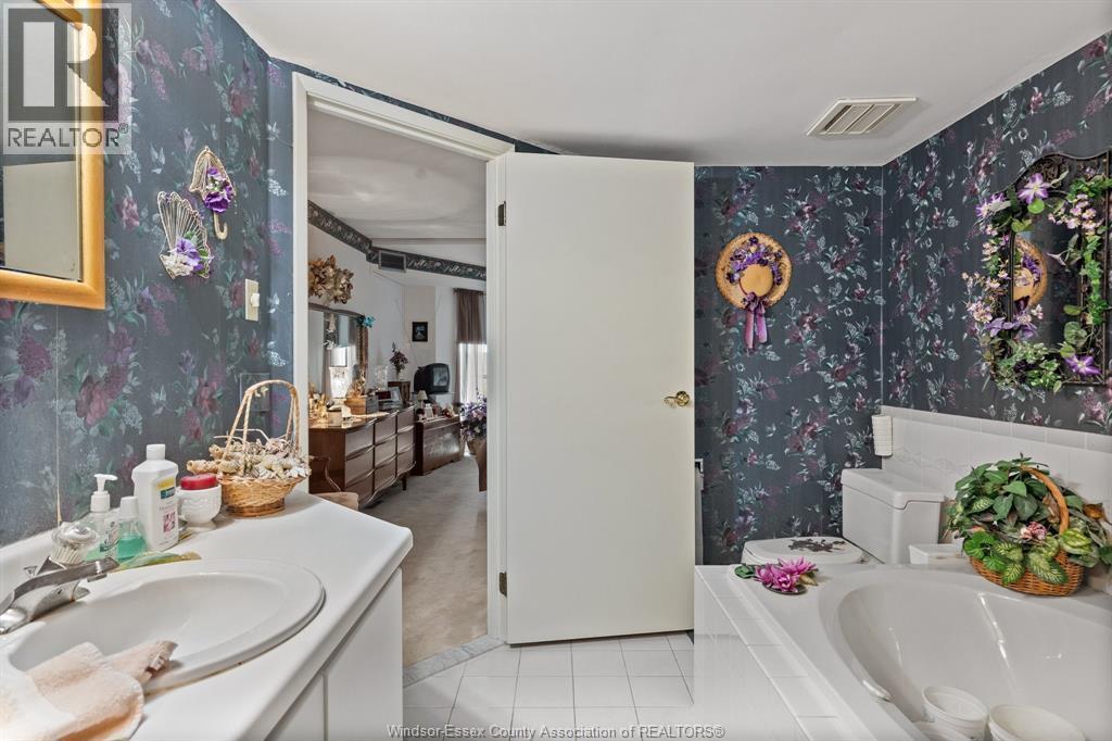 3601 Riverside East Unit# 1203, Windsor, ON - Indoor Photo Showing Bathroom