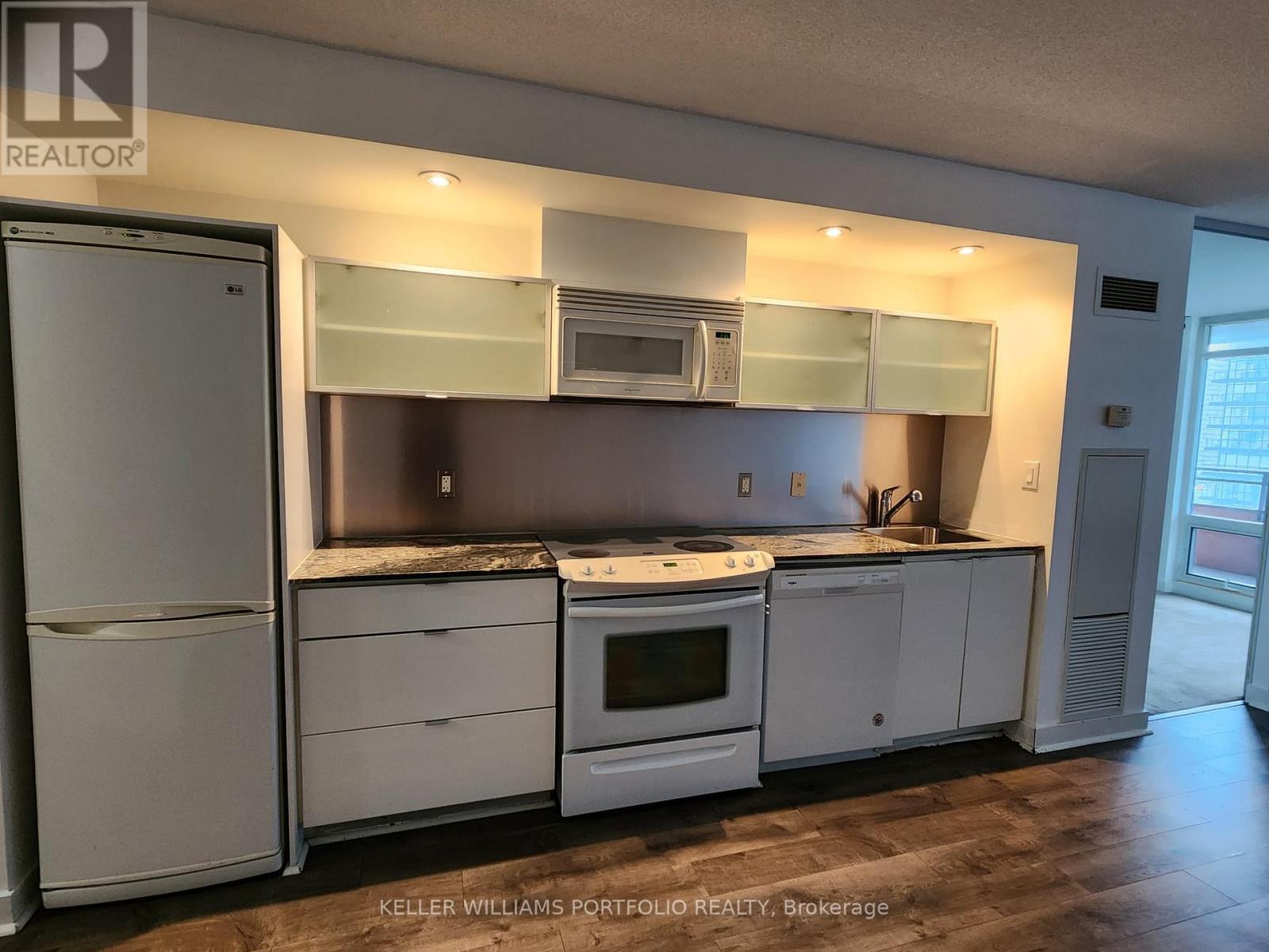 1027 - 4K Spadina Avenue, Toronto, ON - Indoor Photo Showing Kitchen