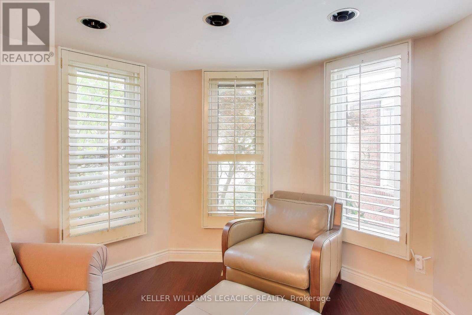 53 Millcroft Way, Vaughan, ON - Indoor Photo Showing Living Room