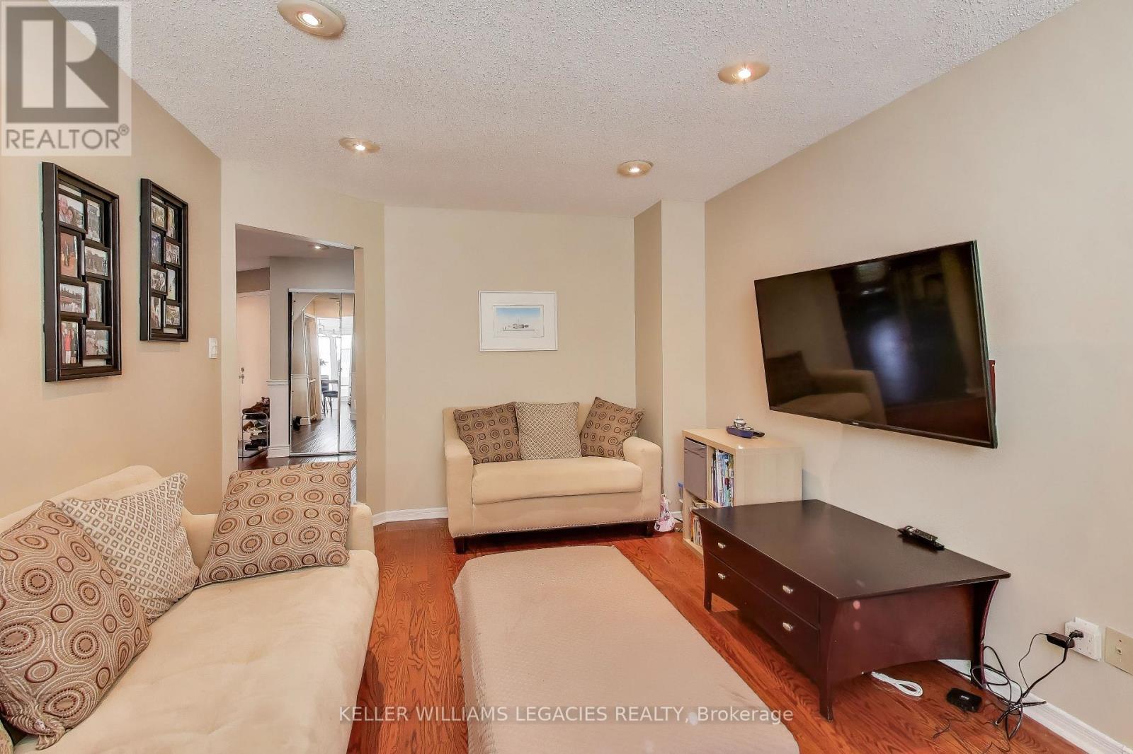 53 Millcroft Way, Vaughan, ON - Indoor Photo Showing Living Room