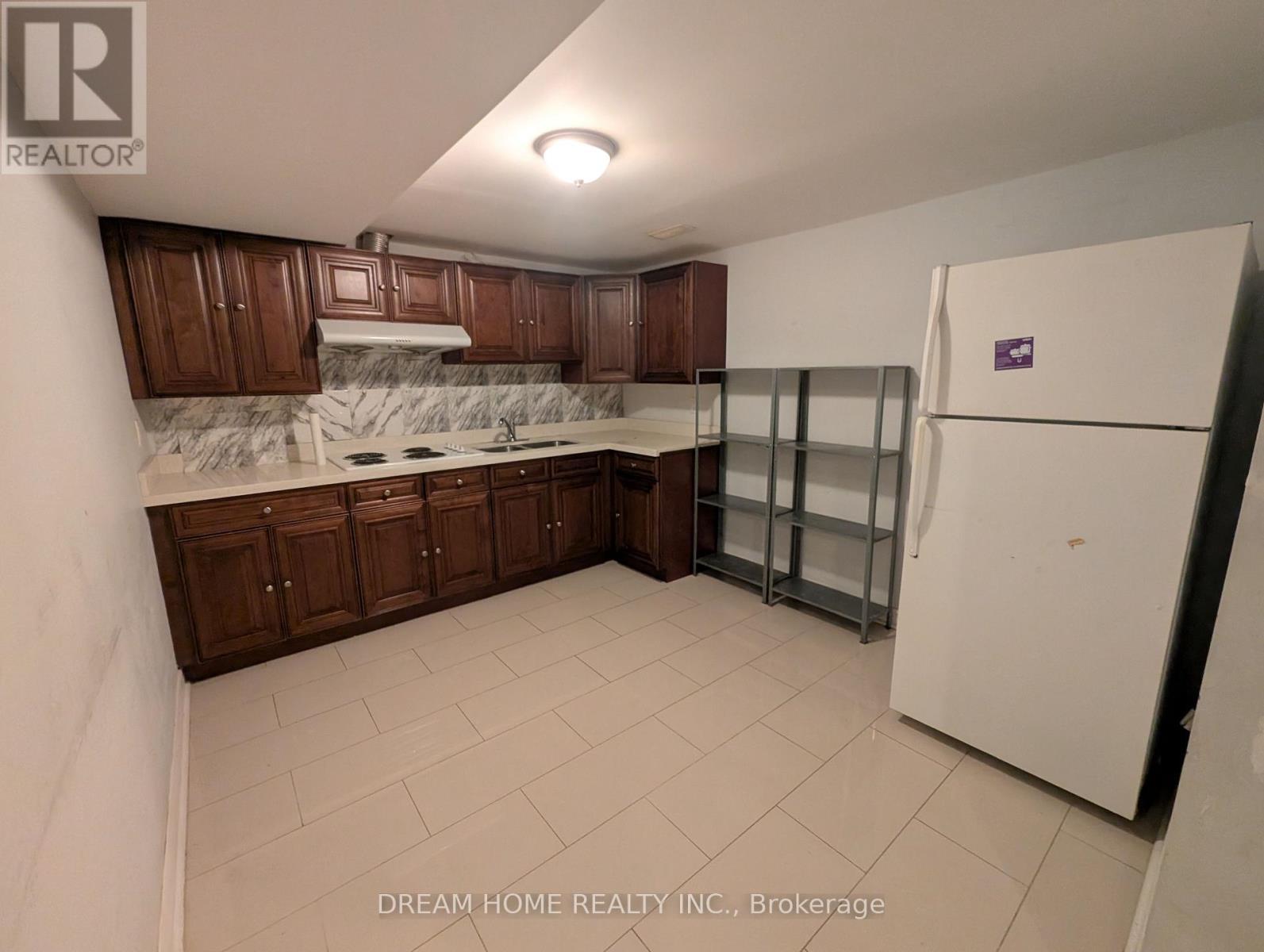 28 Carl Crescent, Toronto, ON - Indoor Photo Showing Kitchen