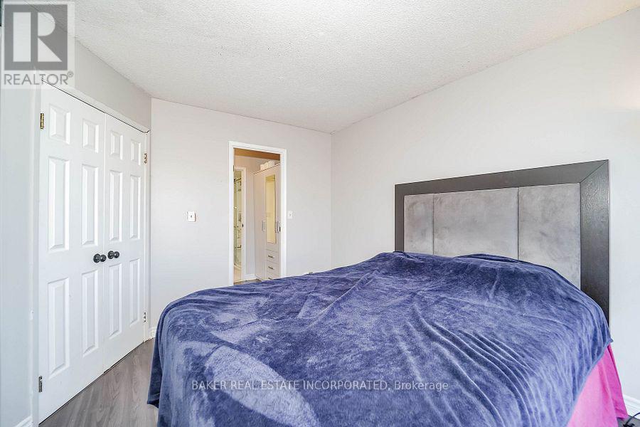 King Size Bed - 932 - 222 The Esplanade, Toronto, ON - Indoor Photo Showing Bedroom