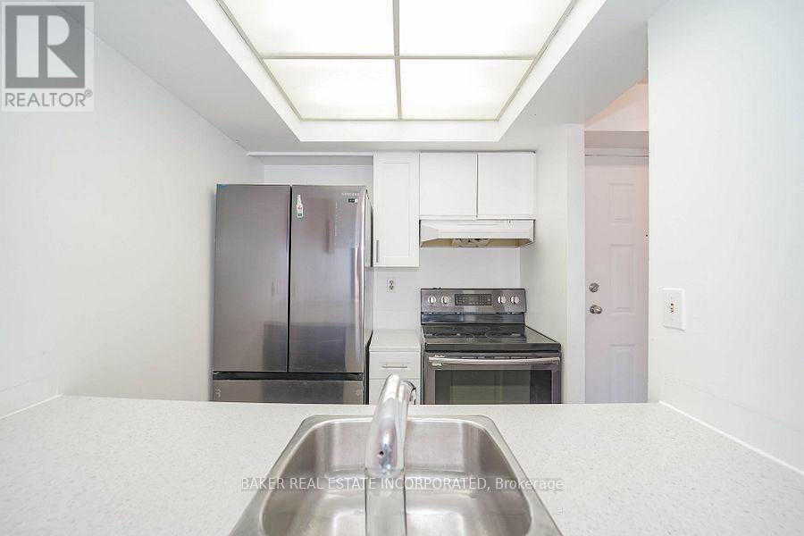 932 - 222 The Esplanade, Toronto, ON - Indoor Photo Showing Kitchen