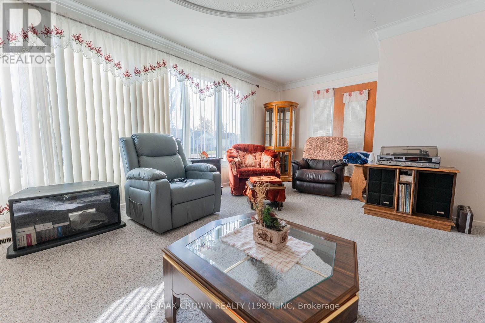 34 Maple Drive, Kapuskasing, ON - Indoor Photo Showing Living Room