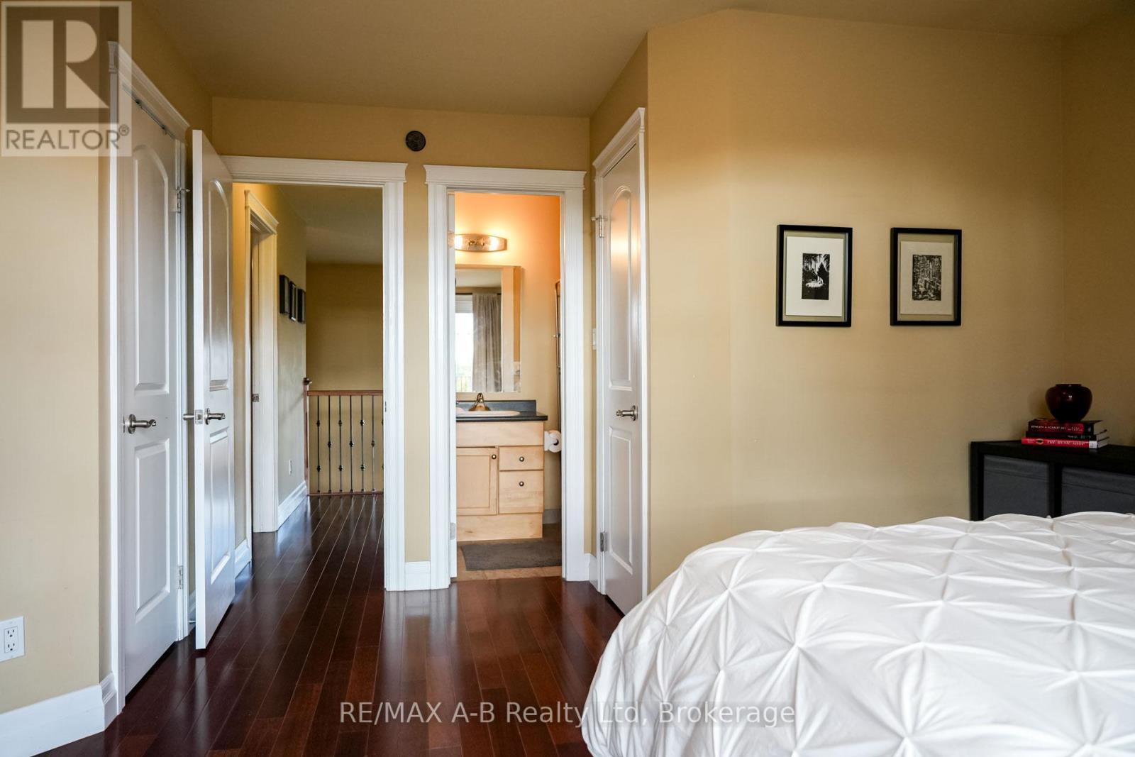 305 - 555 King Street E, Kitchener, ON - Indoor Photo Showing Bedroom