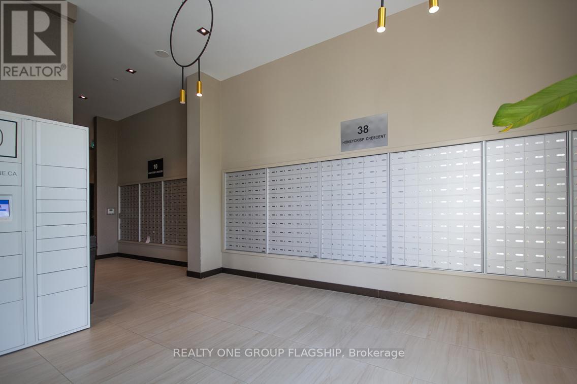 308E - 38 Honeycrisp Crescent, Vaughan, ON - Indoor Photo Showing Other Room