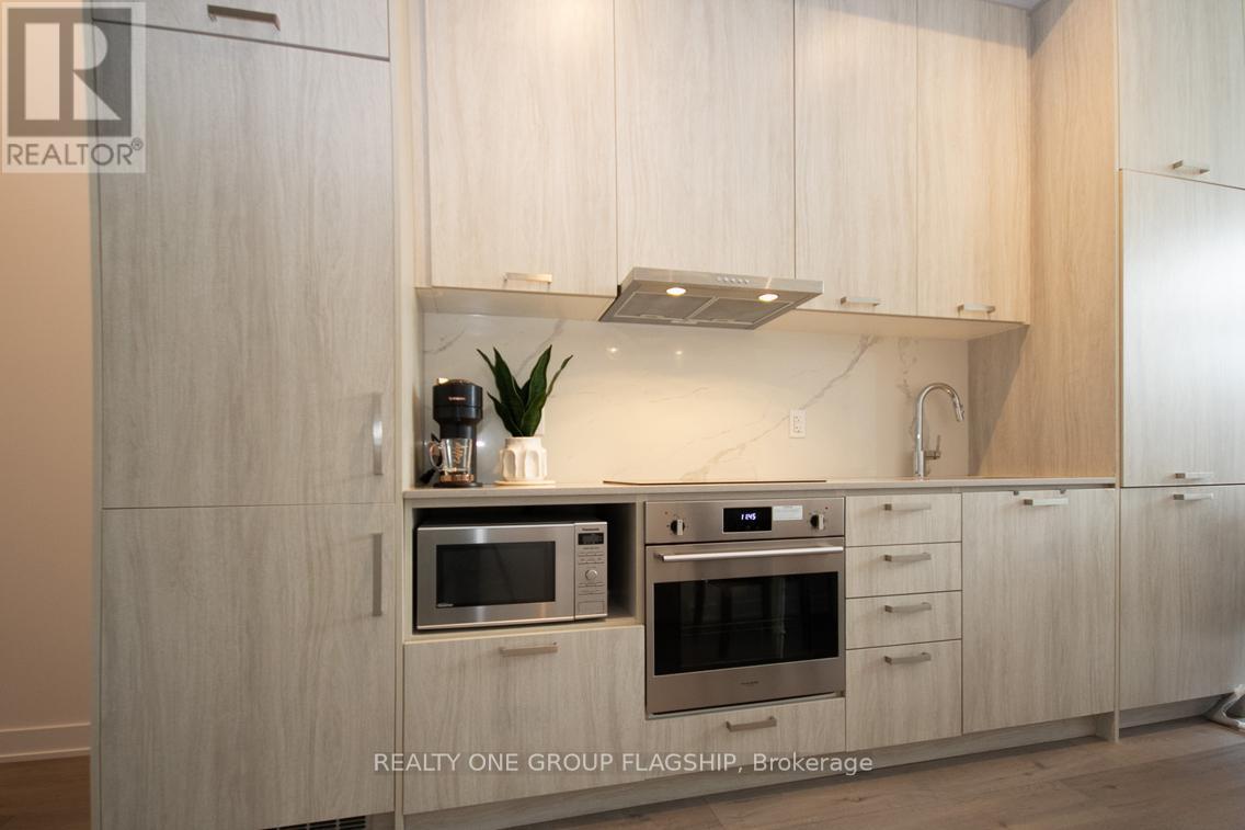 308E - 38 Honeycrisp Crescent, Vaughan, ON - Indoor Photo Showing Kitchen