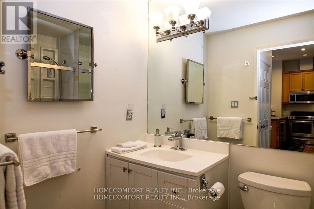 701 - 8 Wellesley Street E, Toronto, ON - Indoor Photo Showing Bathroom