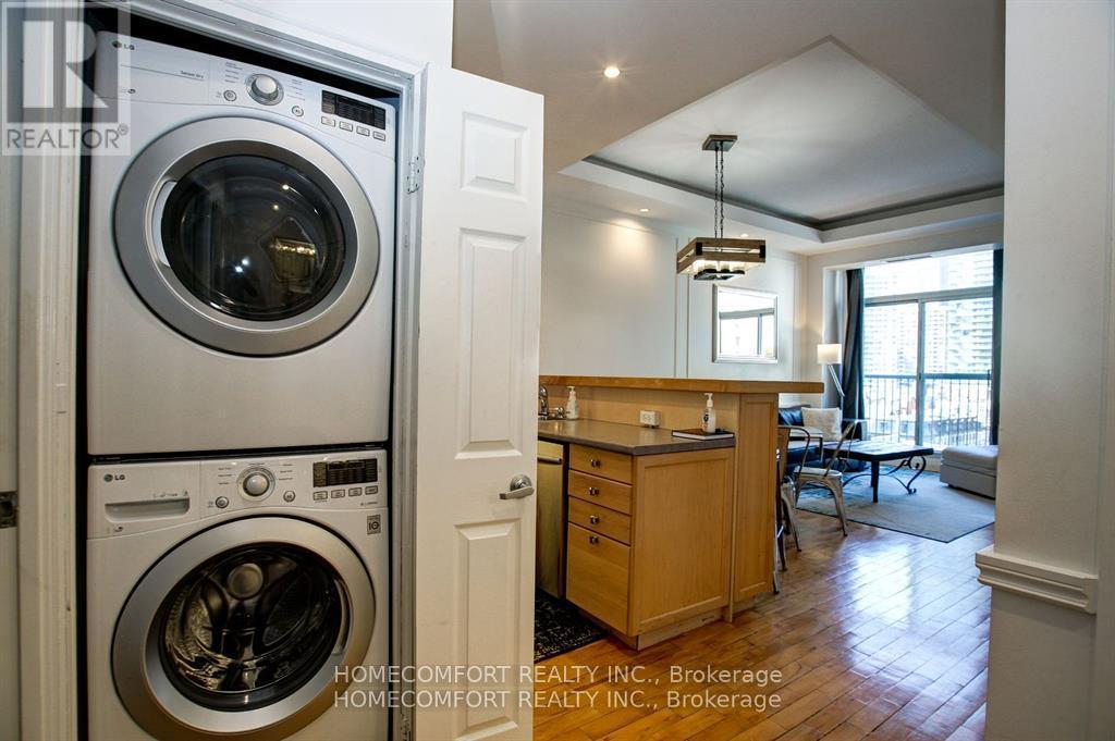 701 - 8 Wellesley Street E, Toronto, ON - Indoor Photo Showing Laundry Room