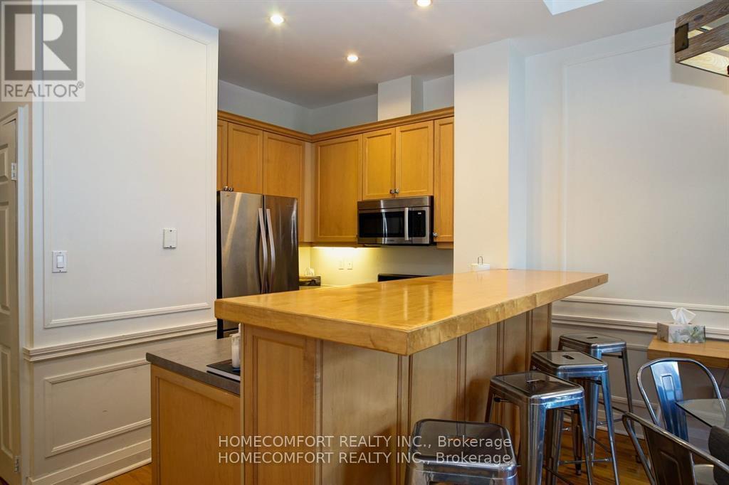 701 - 8 Wellesley Street E, Toronto, ON - Indoor Photo Showing Kitchen