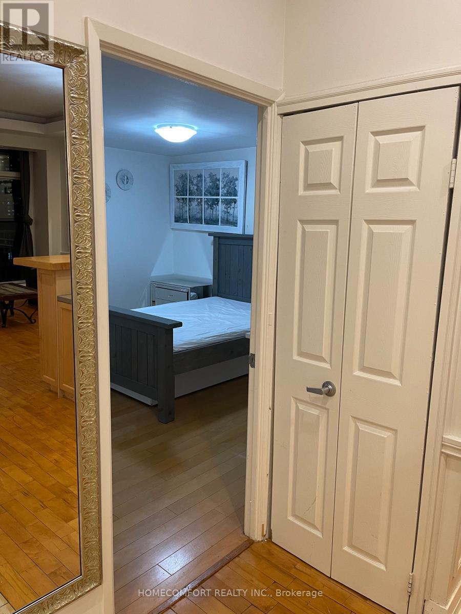 701 - 8 Wellesley Street E, Toronto, ON - Indoor