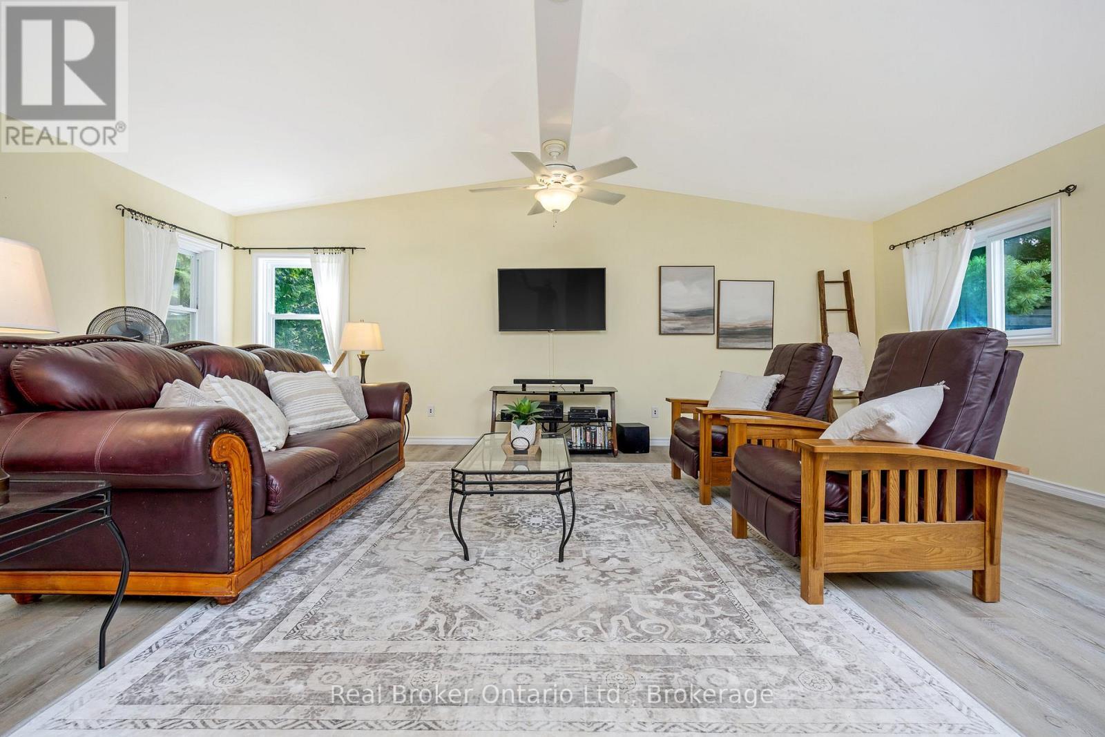 111016 11Th Line, East Garafraxa, ON - Indoor Photo Showing Living Room