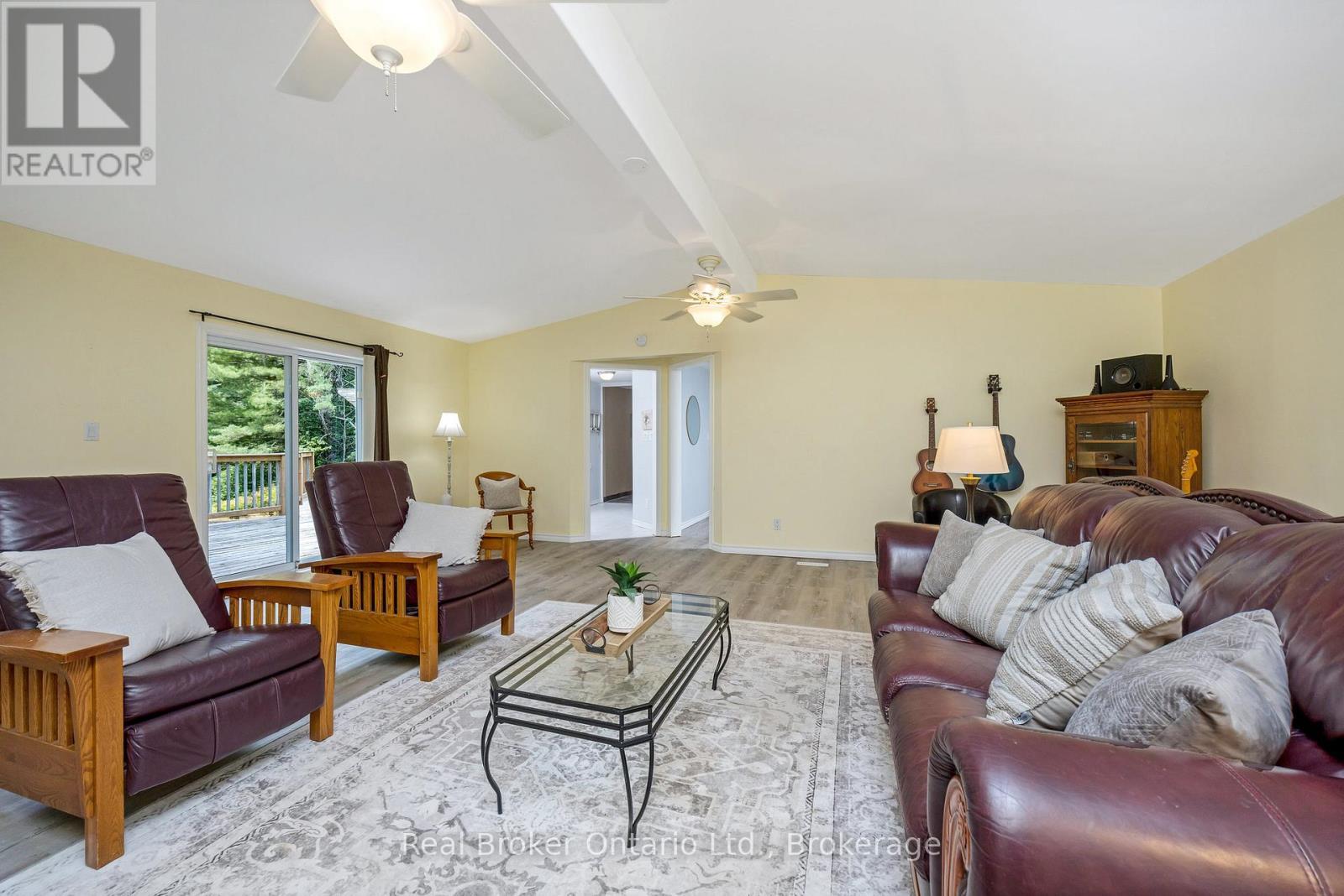 111016 11Th Line, East Garafraxa, ON - Indoor Photo Showing Living Room