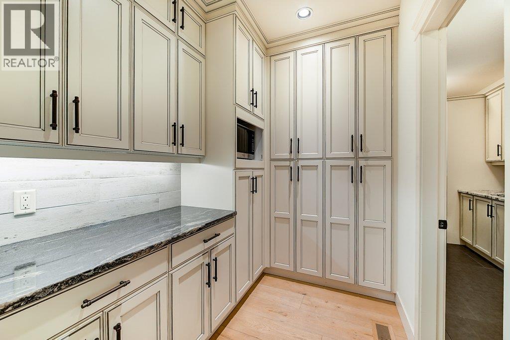 Butler's pantry - 425 Audubon Court, Kelowna, BC - Indoor Photo Showing Kitchen