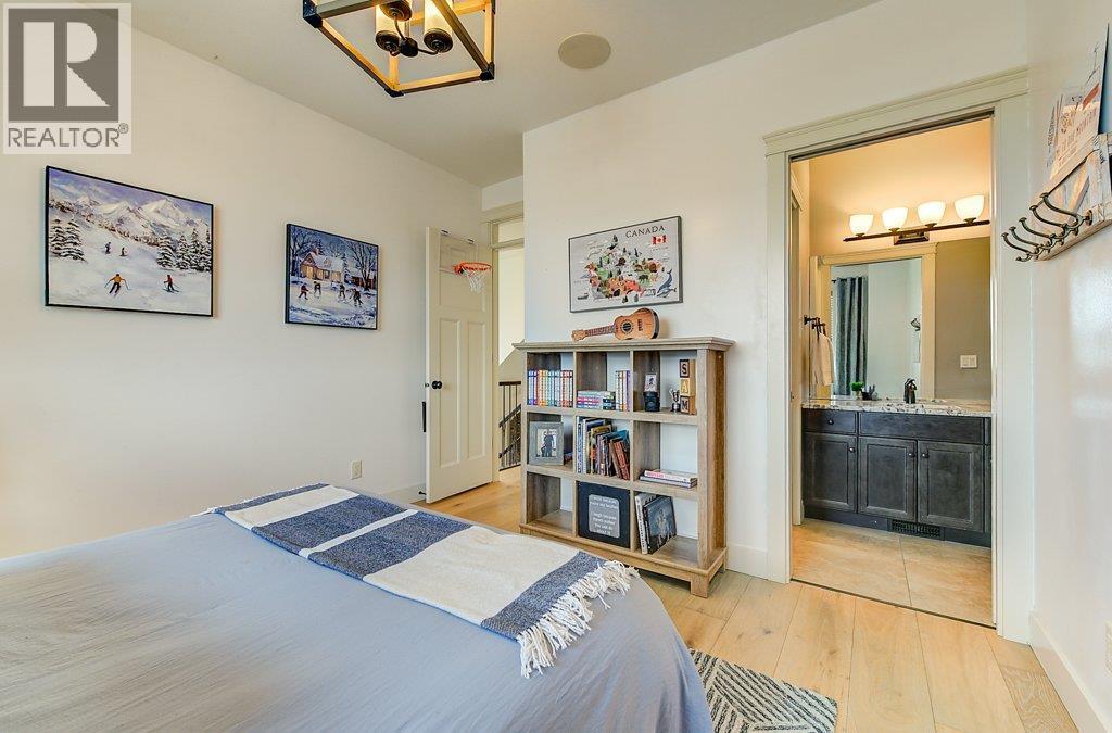 Upper level bedroom 2 with ensuite - 425 Audubon Court, Kelowna, BC - Indoor Photo Showing Bedroom