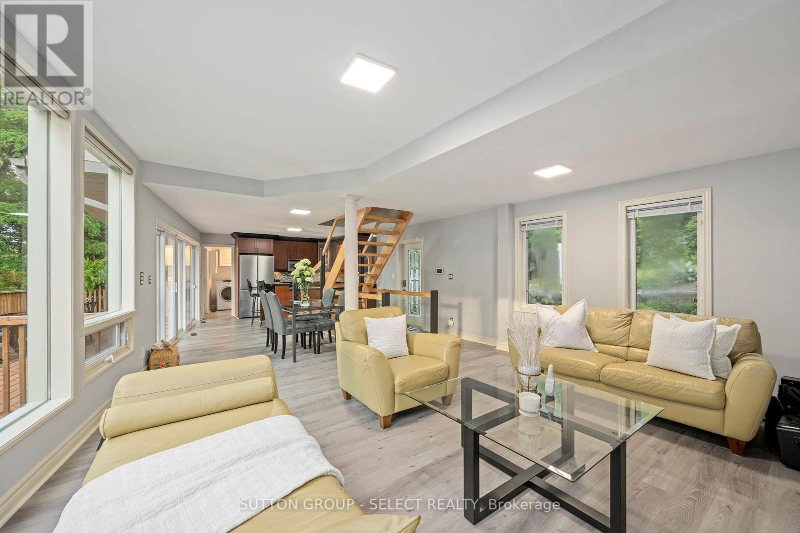 5284 Cliff Road, Lambton Shores (Forest), ON - Indoor Photo Showing Living Room