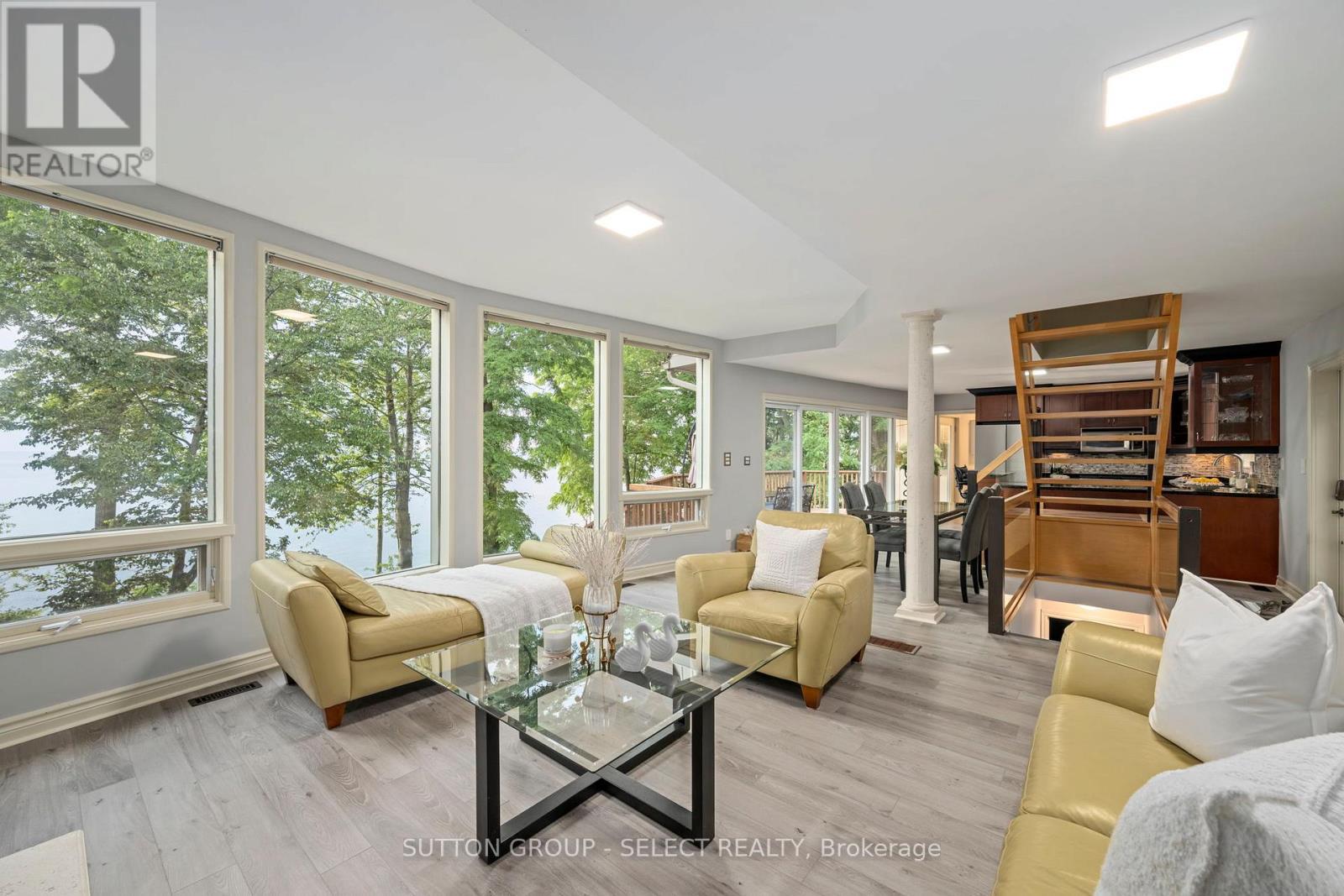 5284 Cliff Road, Lambton Shores (Forest), ON - Indoor Photo Showing Living Room