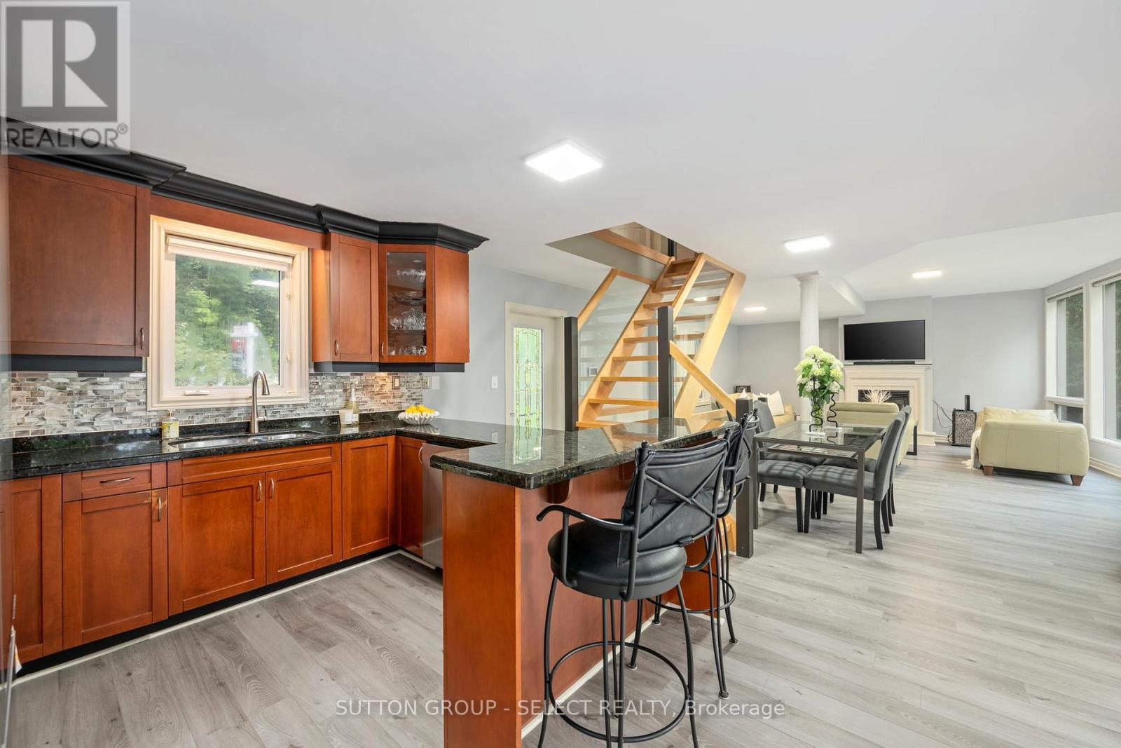 5284 Cliff Road, Lambton Shores (Forest), ON - Indoor Photo Showing Kitchen