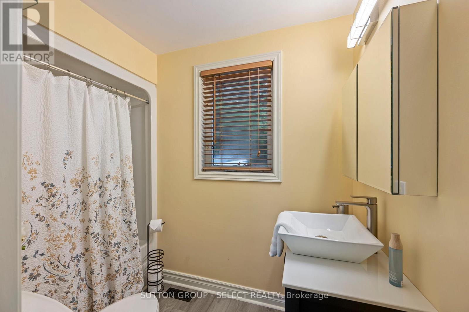 main floor full bath - 5284 Cliff Road, Lambton Shores (Forest), ON - Indoor Photo Showing Bathroom