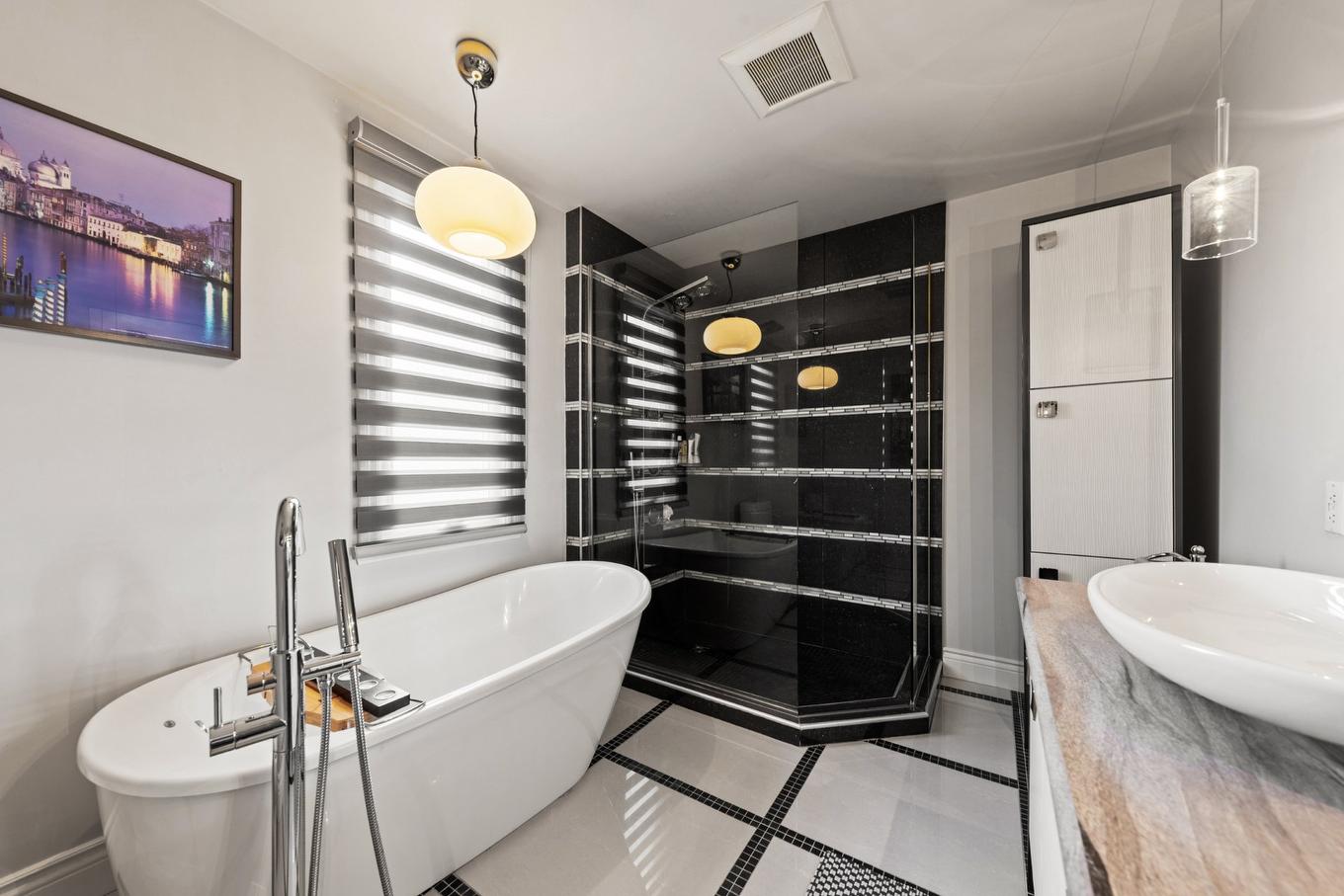 Bathroom - 418 Rue De Grenoble, Sainte-Julie, QC - Indoor Photo Showing Bathroom