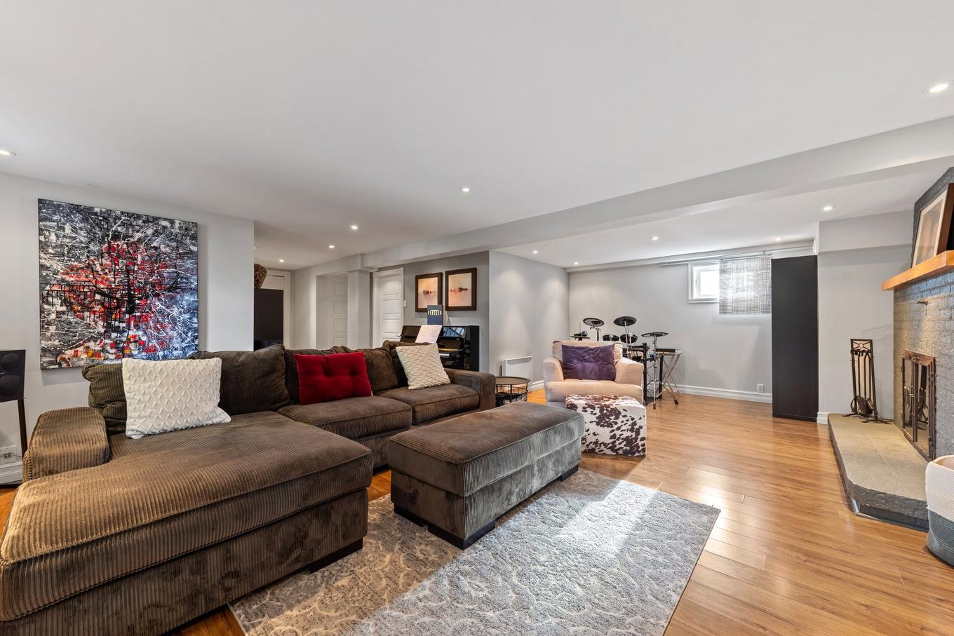 Family room - 418 Rue De Grenoble, Sainte-Julie, QC - Indoor Photo Showing Living Room
